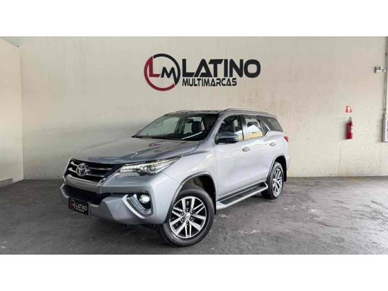 TOYOTA HILUX SW4 2.8 SRX 4X4 7 LUGARES 16V TURBO INTERCOOLER DIESEL 4P AUTOMÁTICO TOYOTA HILUX SW4 2.8 SRX 4X4 7 LUGARES 16V TURBO INTERCOOLER DIESEL 4P AUTOMÁTICO